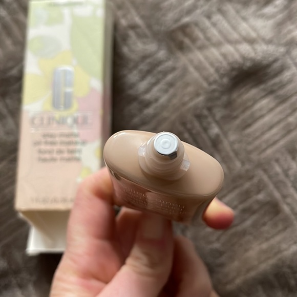 Clinique stay matte oil free makeup “8 golden neutral” shade - Picture 6 of 6